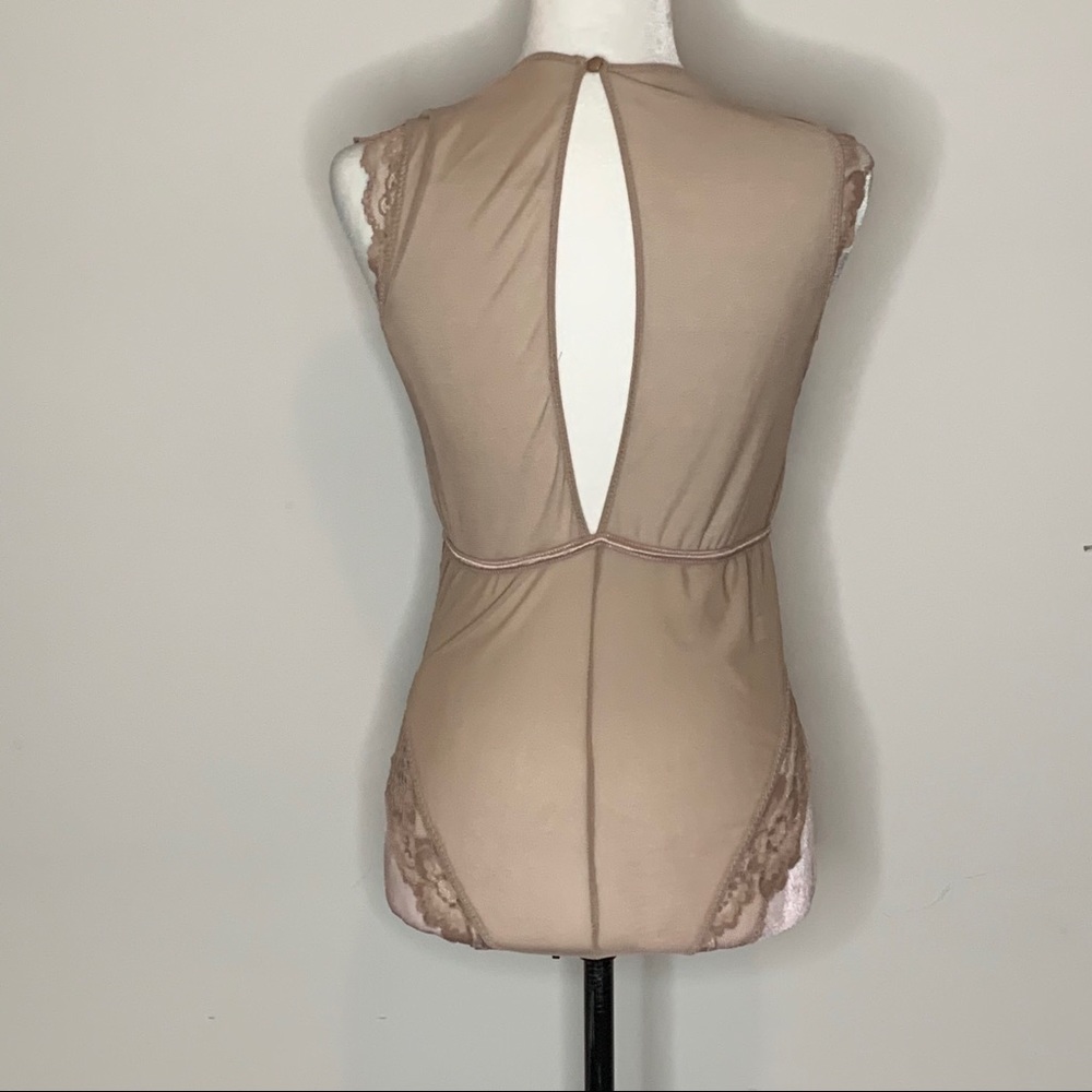 Beige lace lingerie - Picture 2 of 3